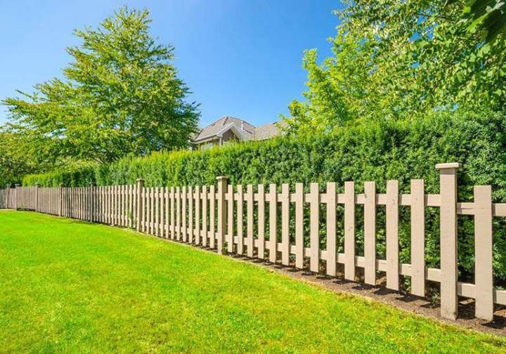 Installation de différents types de clôtures pour jardins
